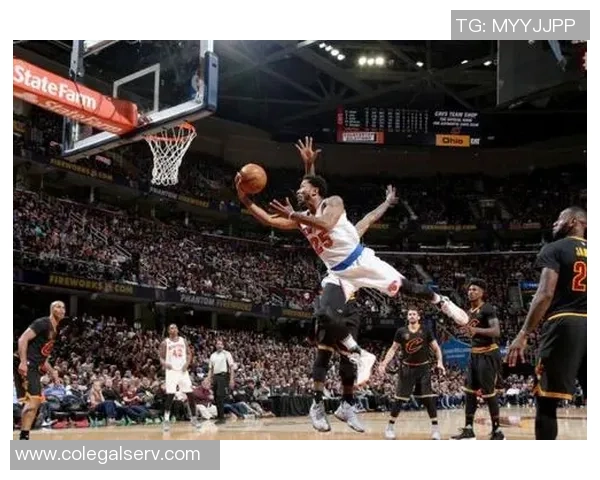 张佳玮解析马刺战术文班拿防守篮板后迅速推进全队快攻策略